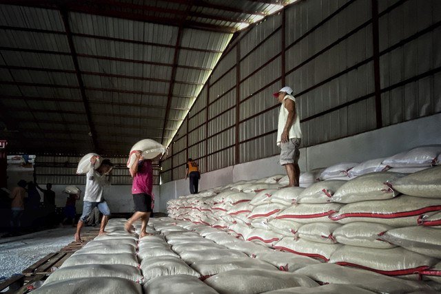 Ilustrasi ngangkut beras. Foto: kumparan