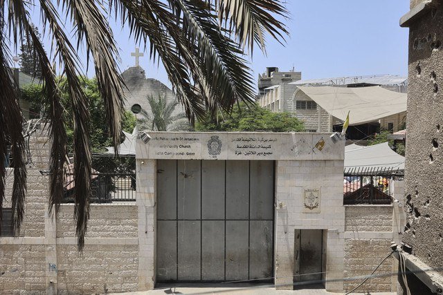 Suasana kerusakan pada gereja Keluarga Kudus dalam serangan Israel di lingkungan Zeitoun, Gaza, Rabu (17/7/2025). Foto: Omar AL-QATTAA / AFP