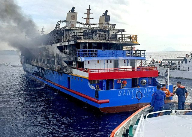 Petugas gabungan mendekati KM Barcelona 5 yang mengalami kebakaran di perairan Talise, Kabupaten Minahasa Utara, Sulawesi Utara, Minggu (20/7/2025). Foto: Basarnas Manado/HO/ANTARA FOTO