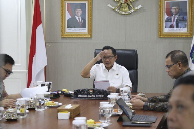 Mendagri Tito Karnavian saat Rapat Koordinasi Sosialisasi Pembangunan Satuan Pelayanan Pemenuhan Gizi (SPPG), Persiapan Launching Koperasi Desa/Kelurahan Merah Putih, serta Perayaan HUT ke-80 RI Tahun 2025. Foto: Dok. Kemendagri