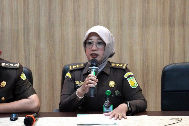 Kasi Penerangan Hukum Kejati Sumsel, Vanny Yulia Eka Sari, dalam konferensi pers OTT 20 kades dan camat di Lahat. Foto : Dok. Kejati Sumsel