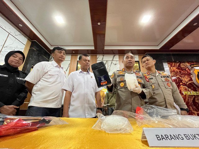 Kemasan Kopi merk ‘Blueberad Coffe Roasters’ yang di pegang Kapolresta Pontianak, Kombes Pol Suyono. Foto: Rabiansyah/Hi!Pontianak.