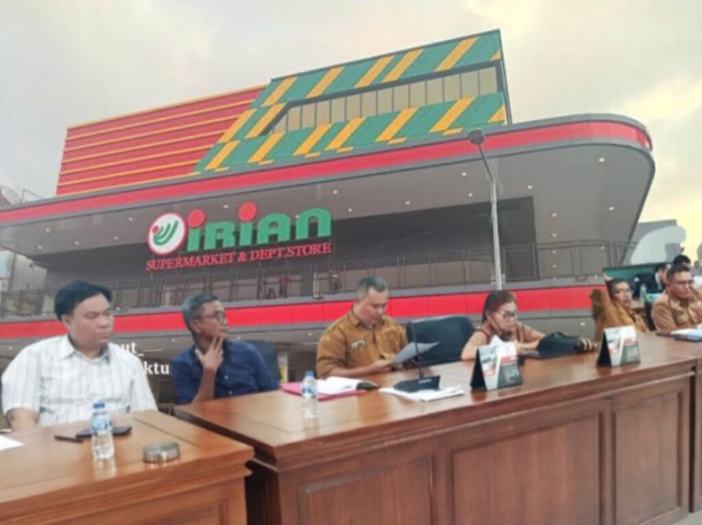 RDP Komisi I DPRD Kota Pematangsiantar terhadap keberadaan Irian Supermarket & Dept Store di Kota Pematangsiantar. Foto: Tim Redaksi Visiokreatif Fictures.