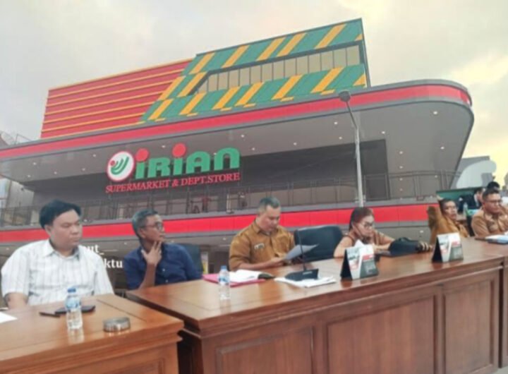 RDP Komisi I DPRD Kota Pematangsiantar terhadap keberadaan Irian Supermarket & Dept Store di Kota Pematangsiantar. Foto: Tim Redaksi Visiokreatif Fictures.