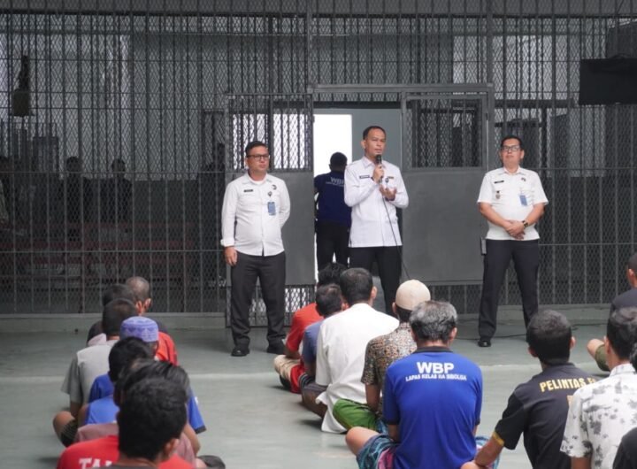 Kalapas dan Jajaran saat memberikan arahan kepada sejumlah Warga Binaan Lapas kelas IIA Sibolga. Foto: Lapas Kelas IIA Sibolga.