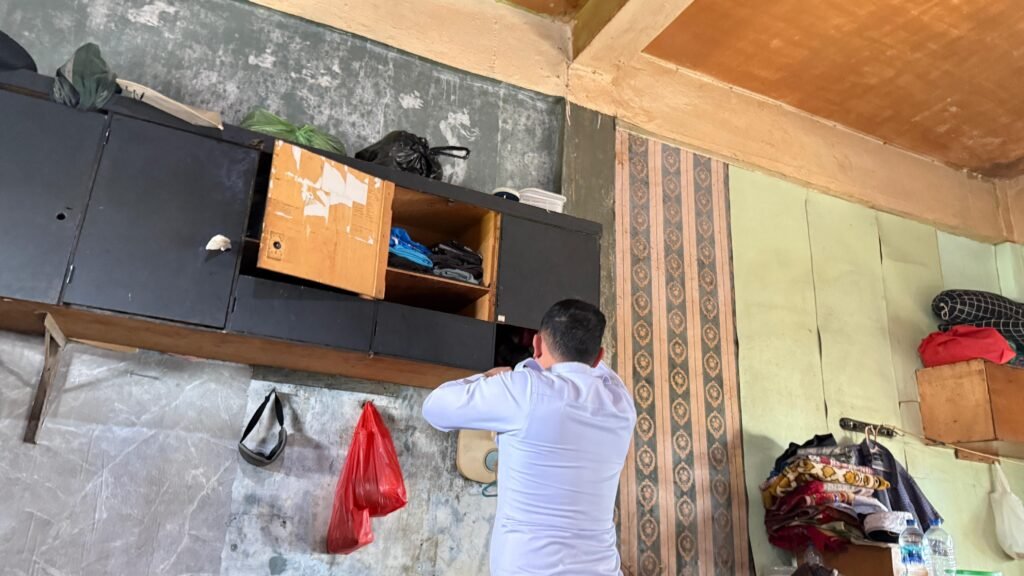 Salah satu Petugas Rutan 1 Medan saat melakukan penggeledahan dan penertiban di kamar Warga Binaan. Foto: Dok. Rutan Kelas I Medan.