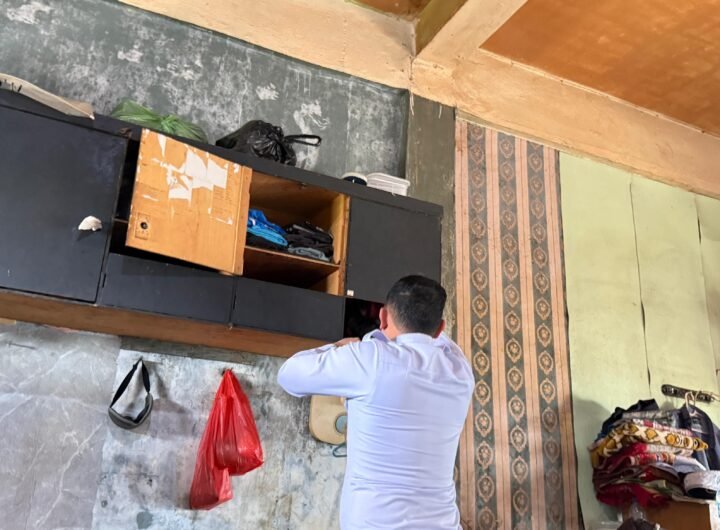 Salah satu Petugas Rutan 1 Medan saat melakukan penggeledahan dan penertiban di kamar Warga Binaan. Foto: Dok. Rutan Kelas I Medan.