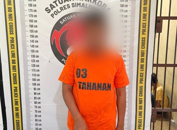 Tersangka dan barang bukti diamankan Polsek Bosar Maligas Kabupaten Simalungun, Sumatera Utara. Foto: dok. Humas Polres Simlaungun.