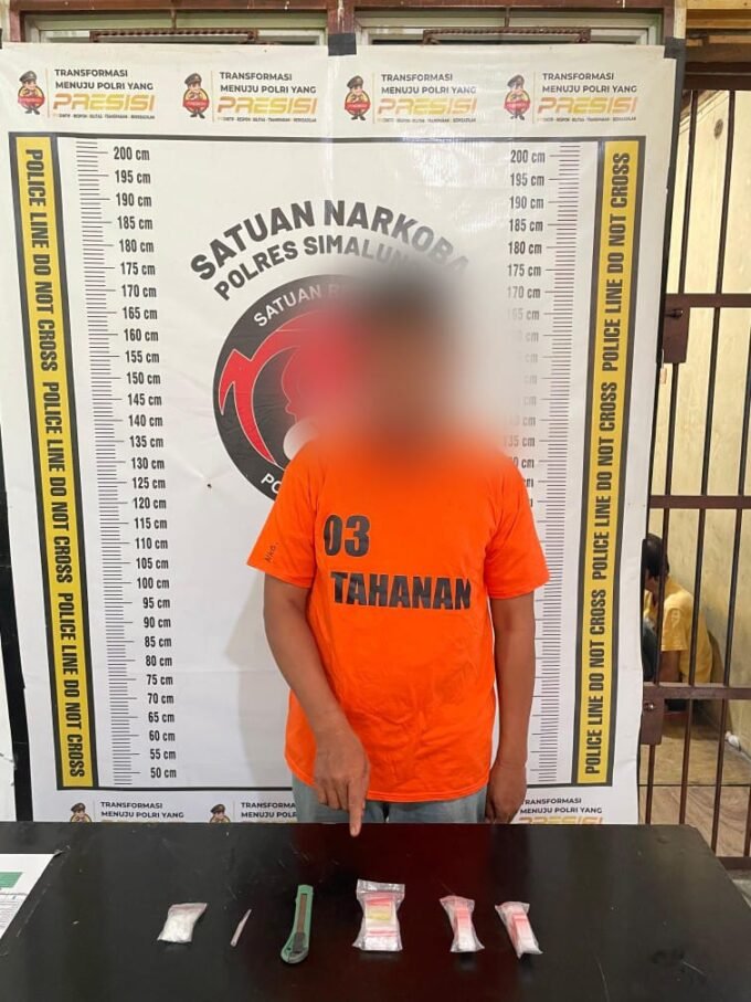 Tersangka dan barang bukti diamankan Polsek Bosar Maligas Kabupaten Simalungun, Sumatera Utara. Foto: dok. Humas Polres Simlaungun.