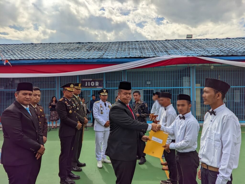 Penyerahan Remisi Kemerdekaan kepada sejumlah Warga Binaan di Rutan Kelas IIB Tarutung. Foto: Humas Rutan Tarutung.