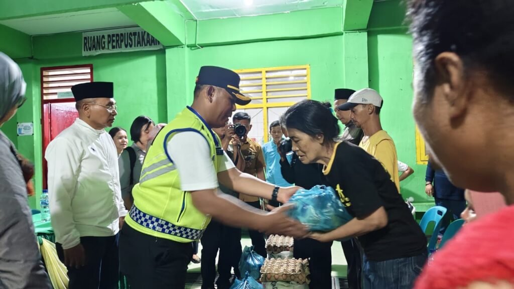 Kapolres Simalungun dan Bupati Simalungun saat memberikan bantuan kepada Pedagang Korban Kebakaran di Pasar Serbelawan. Foto: dok. Humas Polres Simalungun.