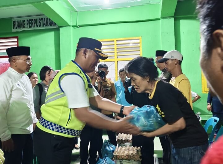 Kapolres Simalungun dan Bupati Simalungun saat memberikan bantuan kepada Pedagang Korban Kebakaran di Pasar Serbelawan. Foto: dok. Humas Polres Simalungun.