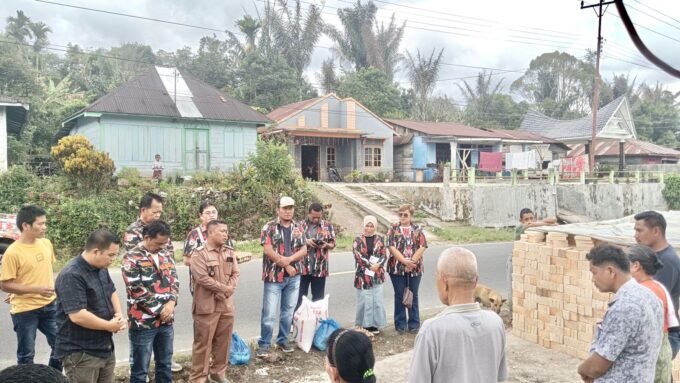 Pemberian bantuan LMP Macab Dairi kepada Korban Bencana Kebakaran. Foto: Istimewa.