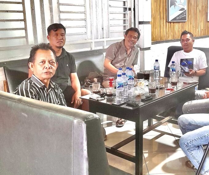 Ketua didampingi Pengurus LMP Macab Dairi. Foto: Dok. Istimewa.