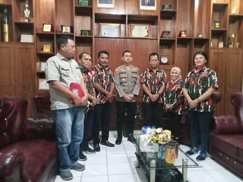 Foto bersama Kapolres AKBP Otniel Siahaan dengan Delegasi Pengurus LMP Macab Dairi. Foto: Dok. LMP Macab Dairi, Sumatera Utara.