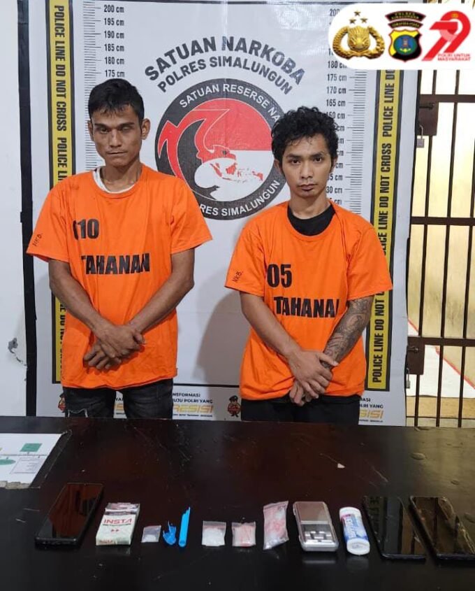 Tersangka terduga Pengedar Sabu saat diamankan Sat Narkoba Polres Simalungun Bersama Barang Bukti. Foto: Dok. Humas Polres Simalungun.
