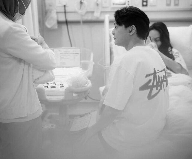 DJ Bravy dampingi Erika Carlina melahirkan. Foto: Instagram/@bravyson.vconk