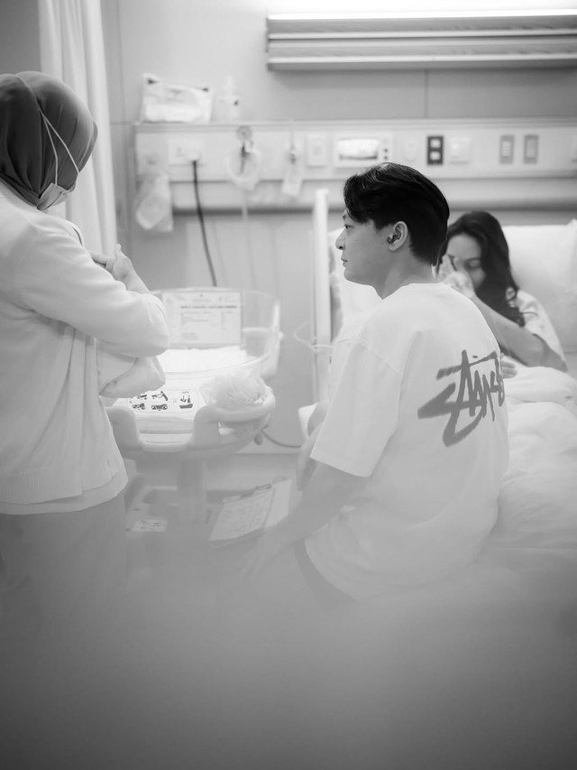 DJ Bravy dampingi Erika Carlina melahirkan. Foto: Instagram/@bravyson.vconk