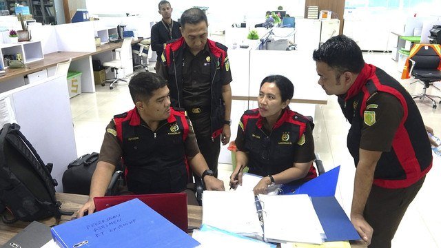 Kejati Sumut menggeledah Kantor Pelindo Belawan di Kota Medan, Sumut, pada Senin (11/8/2025). Foto: Dok. Kejati Sumut