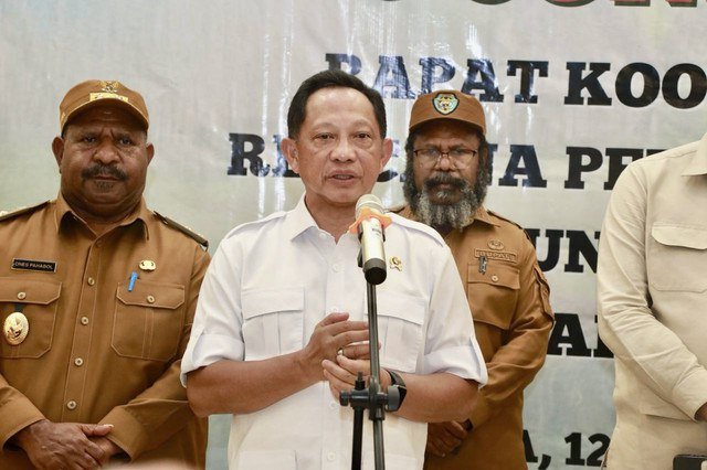 Mendagri Tito Karnavian memimpin Rakor Dukungan Tindak Lanjut Arahan Presiden mengenai Pembangunan 2.200 Unit Rumah di Provinsi Papua Pegunungan di Hotel Baliem Pilamo, Wamena, Kabupaten Jayawijaya, Selasa (12/8/2025). Foto: Dok. Kemendagri