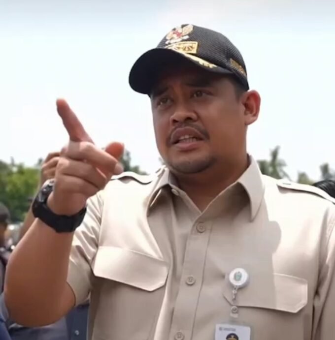 Gubernur Sumatera Utara Bobby Afif Nasution saat berada di Lokasi Eksekusi Bangunan Tempat Hiburan Malam, Marcopolo di Binjai. Foto: Redaksi.