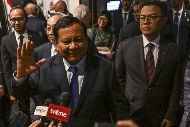Presiden Prabowo Subianto (kiri) didampingi Menlu Sugiono (kanan) menjawab pertanyaan wartawan usai pertemuan dengan anggota United States Indonesia Society (Usindo) di Washington DC, Amerika Serikat, Senin (11/11/2024). Foto: ANTARA FOTO/Hafidz Mubarak A