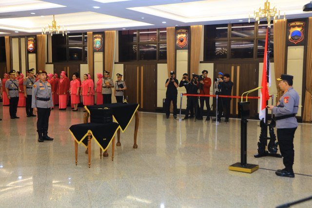 Kapolri, Jenderal Listyo Sigit Prabowo, saat pimpin sertijab jabatan. Foto: Dok. Istimewa
