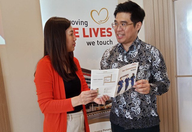 Tan Jit Seang (kanan) Manager International Patient Care Sunway Medical Centre Penang