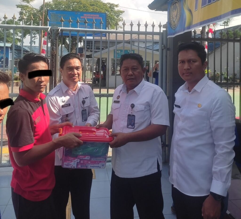 Salah satu Warga Binaan saat menerima Distribusi Alat mandi. Foto: Dok. Lapas Tebing Tinggi.