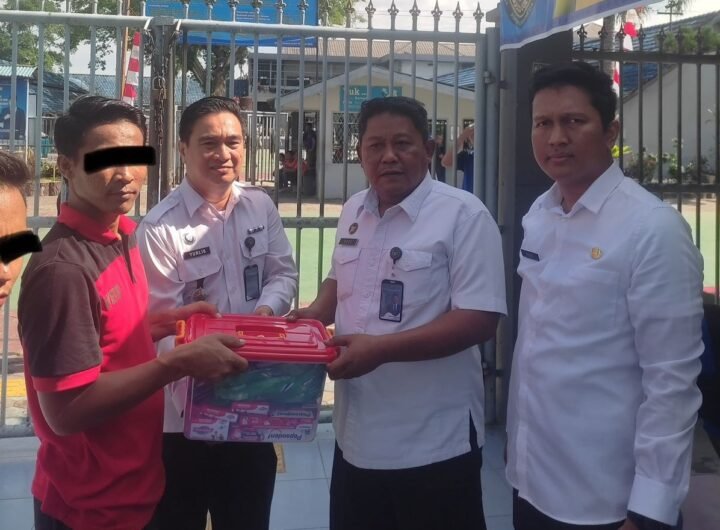Salah satu Warga Binaan saat menerima Distribusi Alat mandi. Foto: Dok. Lapas Tebing Tinggi.