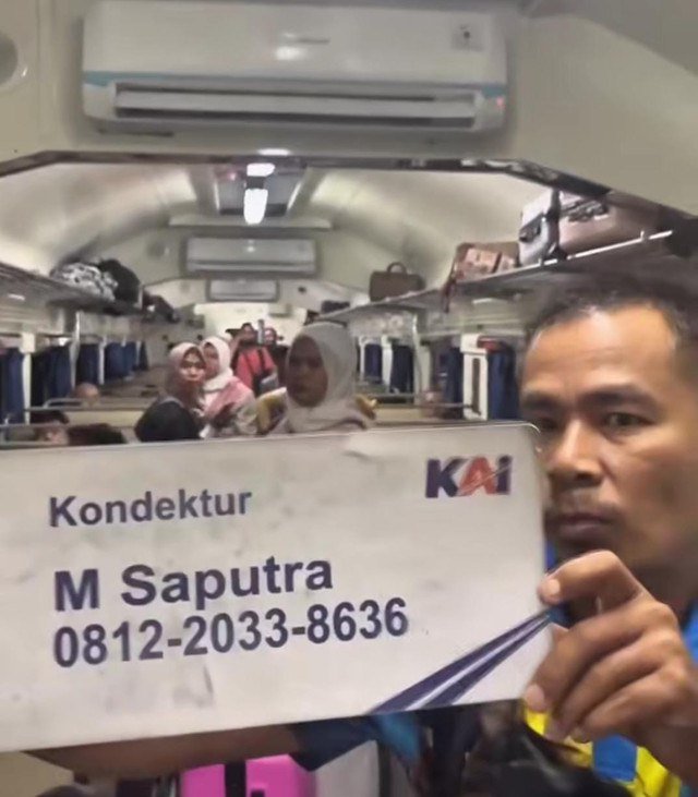 Salah satu penumpang saat menunjukkan papan nama kondektur. Foto : Istimewa