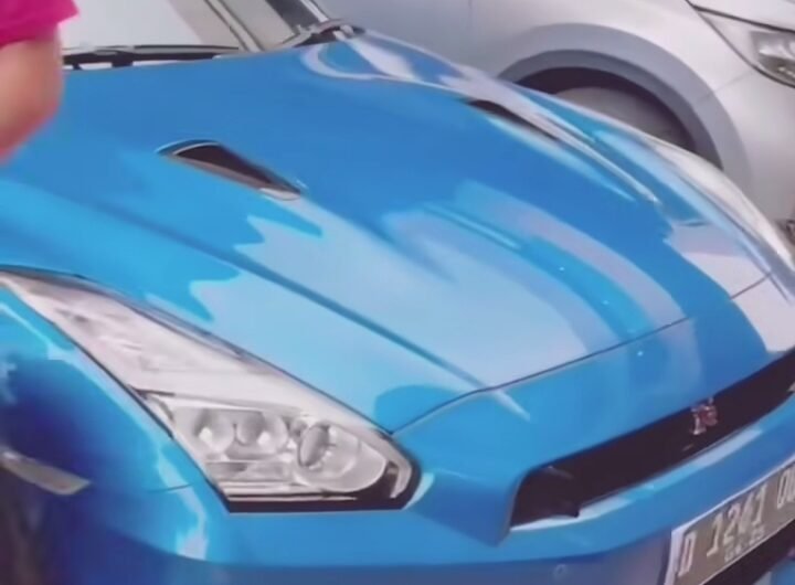 Salah satu mobil mewah yang disita KPK dalam kasus OTT Wamenaker Immanuel Ebenezer. Foto: Tim Visiokreatif Pictures.