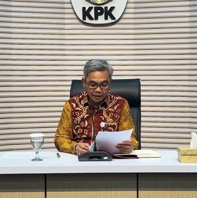 Ketua KPK Setyo Budiyanto menyampaikan keterangan pers terkait kasus pemerasan terkait sertifikasi K3 yang menjerat Wamenaker Immanuel Ebenezer di Gedung Merah Putih KPK, Jakarta, Jumat (22/8/2025). Foto: Visiokreatif Pictures.