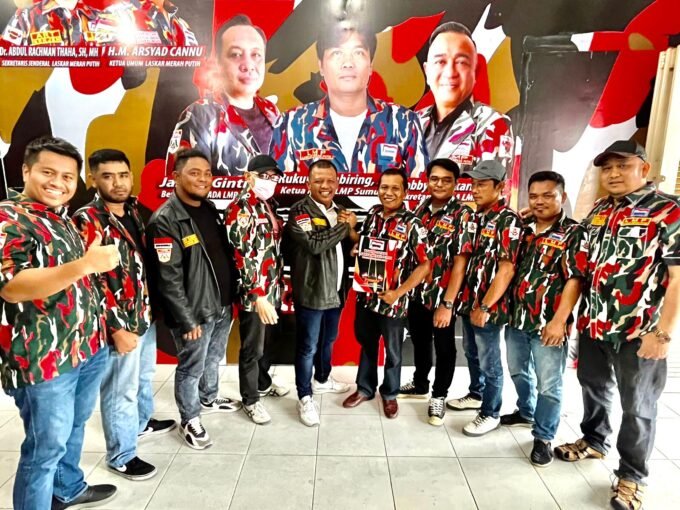 Penyerahan Mandat oleh Ketua Harian Mada LMP Sumut, Thomas Sinuhaji (Pakai Jaket Hitam). Foto: Ist.