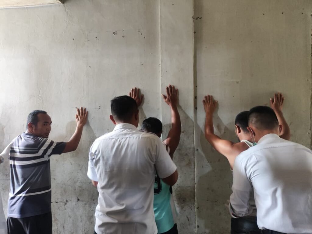 Petugas saat mengeladah Kamar Hunian Warga Binaan Lapas Sibolga, guna antisipasi gangguan. Foto: Dok. Humas Lapas Sibolga.