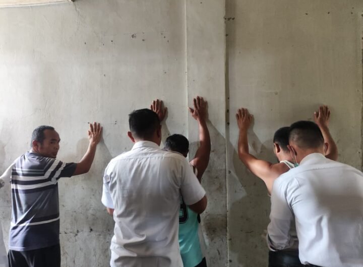 Petugas saat mengeladah Kamar Hunian Warga Binaan Lapas Sibolga, guna antisipasi gangguan. Foto: Dok. Humas Lapas Sibolga.