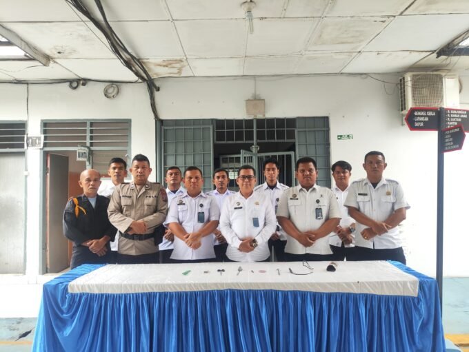 Usai pelaksanaan Razia Kamar Hunian WBP, barang bukti di musnahkan. Foto: Dok. Istimewa.