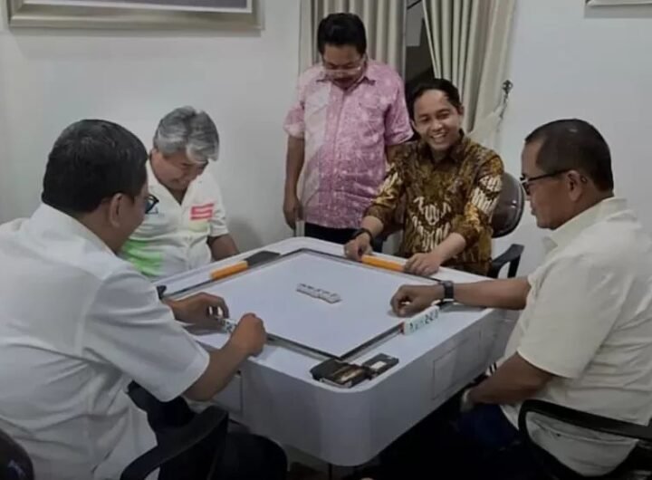 Foto beredar Menhut Raja Juli Antoni saat main domino. Foto: Ist/net.