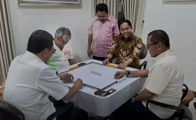 Foto beredar Menhut Raja Juli Antoni saat main domino. Foto: Ist/net.