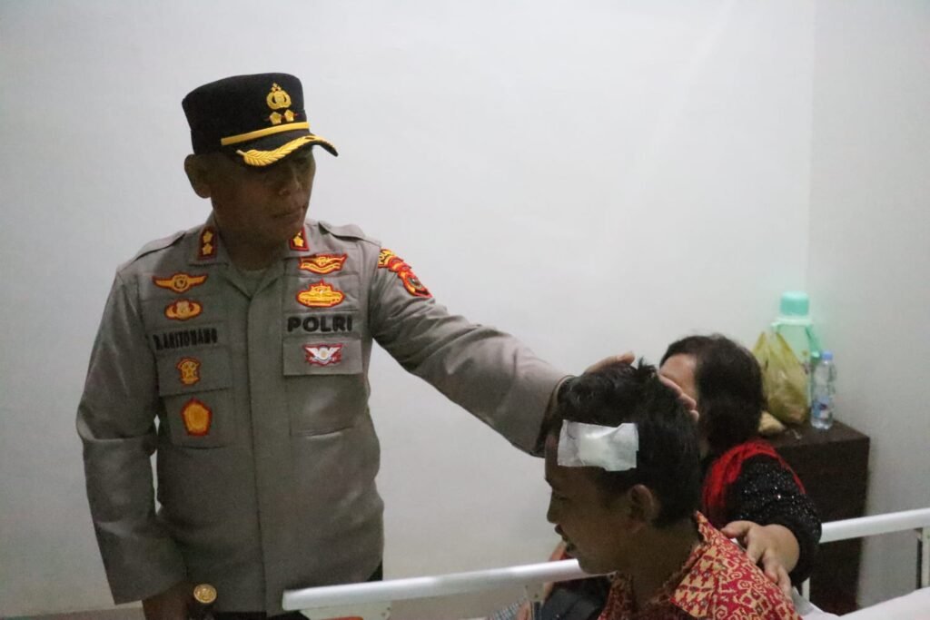 Kapolres Simalungun AKBP Marganda Aritonang, S.H., S.I.K.,MM saat melakukan kunjungan membesuk Masyarakat Lamtoras korban Konflik dengan TPL. Foto: Humas Polres Simalungun.