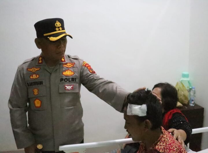 Kapolres Simalungun AKBP Marganda Aritonang, S.H., S.I.K.,MM saat melakukan kunjungan membesuk Masyarakat Lamtoras korban Konflik dengan TPL. Foto: Humas Polres Simalungun.