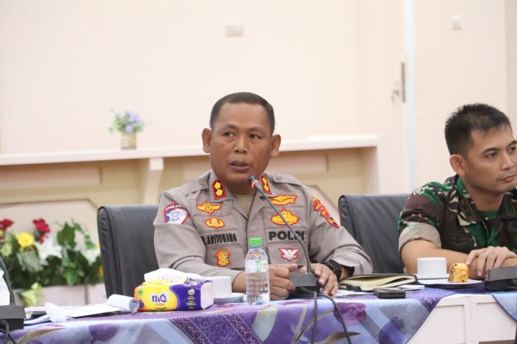 Kapolres Simalungun AKBP Marganda Aritonang, S.H., S.I.K.,M.M., saat menghadiri rapat Koordinasi menyelesaikan Konflik PT TPL dengan Masyarakat sekitar. Foto: Humas Polres Simalungun.