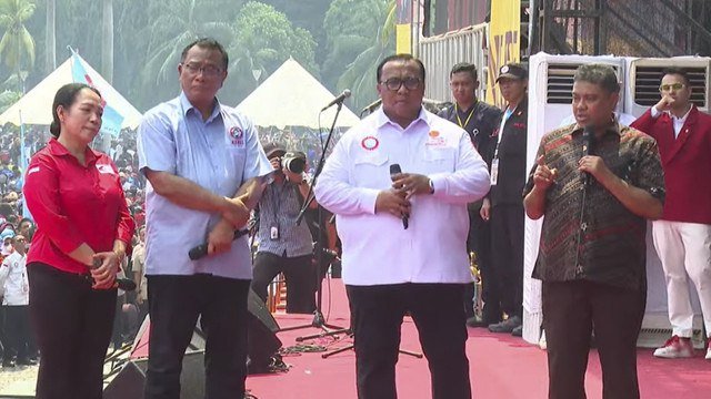 Presiden KSPI Said Iqbal menyampaikan paparan kepada Presiden Prabowo Subianto saat May Day 2025 di kawasan Monas, Jakarta, Kamis (1/5/2025). Foto: Youtube/Sekretariat Presiden