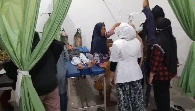 Suasana para siswa saat dirawat di Puskemas seusai mengalami dugaan keracunan Makanan Bergizi Gratis (MBG) di Ogan Komering Ilir (OKI). Foto : Istimewa