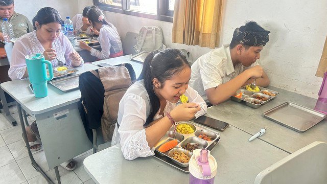 Pemberian program Makan Bergizi Gratis di Denpasar, Bali dok Disdikpora Kota Denpasar. Foto: Dok. Istimewa