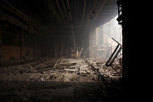 Suasana pasca massa membakar gedung parlemen di kompleks Parlemen, Kathmandu, Nepal, Rabu (10/9/2025). Foto: Adnan Abidi/Reuters