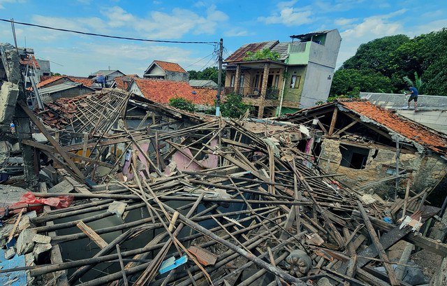 Warga berada di atas rumah yang rusak terdampak ledakan misterius di Pondok Cabe Ilir, Pamulang, Tangerang Selatan, Banten, Jumat (12/9/2025). Foto: Muhammad Iqbal/ANTARA FOTO