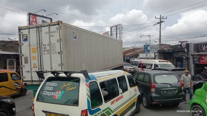 Kondisi macet di Simpang Dua, Kecamatan Siantar Marimbun, Kota Pematangsiantar, Sumatera Utara. Sejumlah Warga Terlihat Mengatur Lalu Lintas. Foto: Andi/Visiokreatif Pictures.