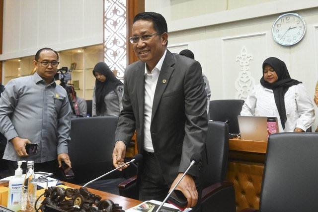 Menteri Hukum Supratman Andi Agtas (tengah) bersiap mengikuti rapat kerja dengan Badan Legislasi (Baleg) DPR di Kompleks Parlemen, Senayan, Jakarta, Selasa (9/9/2025). Foto: Rivan Awal Lingga/ANTARA FOTO