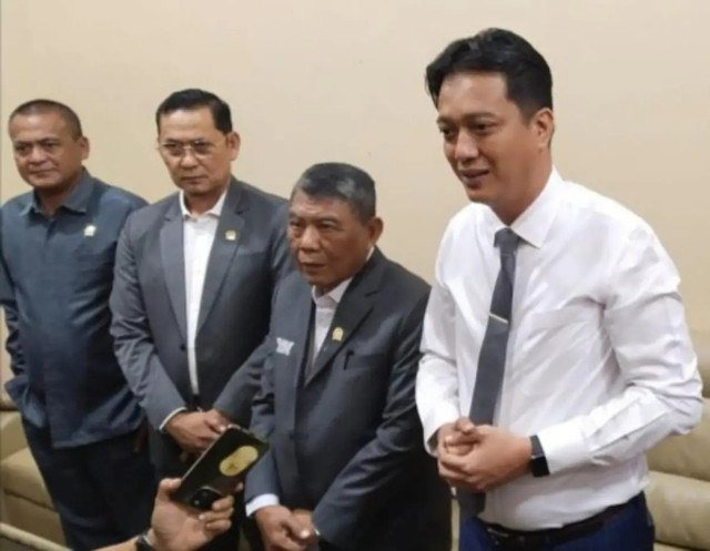 Ketua DPRD Ogan Ilir Edwin Cahya Putra didampingi Ketua Komisi III DPRD Ogan Ilir Arif Fahlevi dan Ketua Badan Kehormatan Sofian Ali saat press rillis. Foto : Istimewa